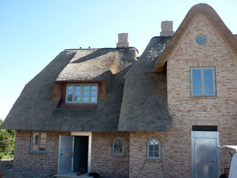 Neubau eines Ferienhauses, wo unsere Reetdachdeckerei die Neueindeckung des Daches ausgeführt hat, Sylt-Wennigstedt