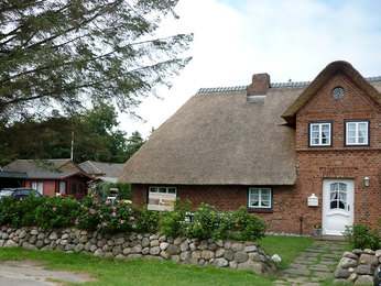 Sanierung des Reetdaches eines alten traditionellen Friesenhauses in Sylt-Tinnum, durch unsere Reetdachdeckerei